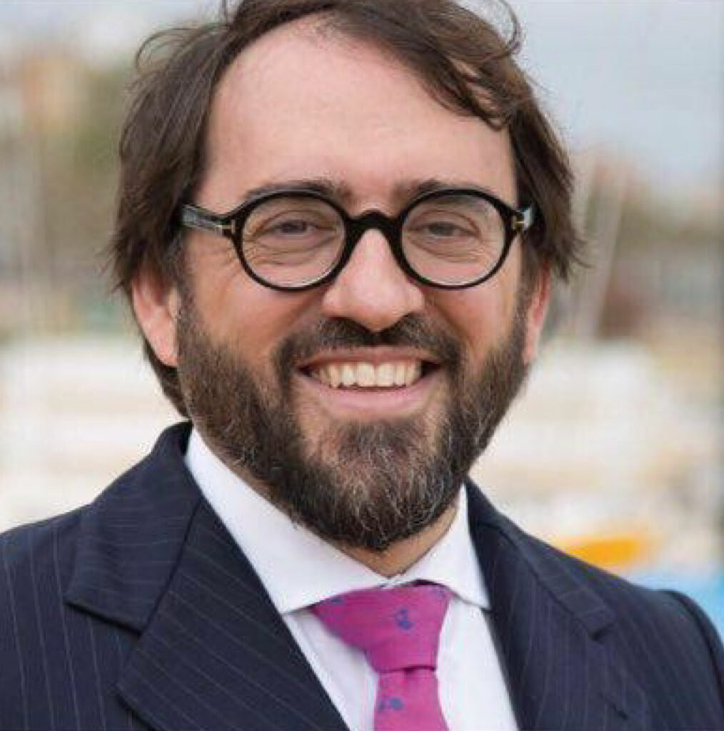 Joan Carles Codina (Mataró, 1973) és un expert en dret immobiliari i de la construcció, i dret concursal, director general del bufet Escoda&Codina, especialitzat en serveis relacionats amb aquest sector i amb quatre despatxos entre Barcelona, Maresme la Selva i Vallés Occidental.